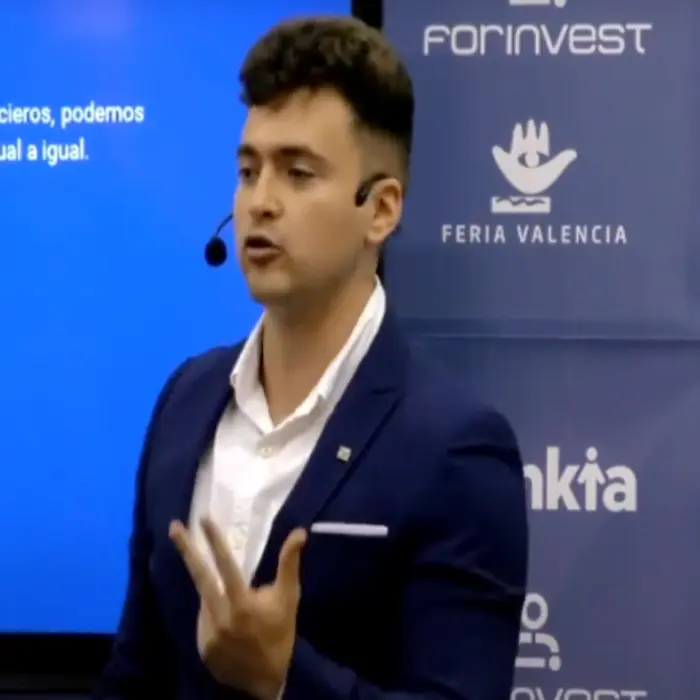 Alejandro borja dando una conferencia en forinvest